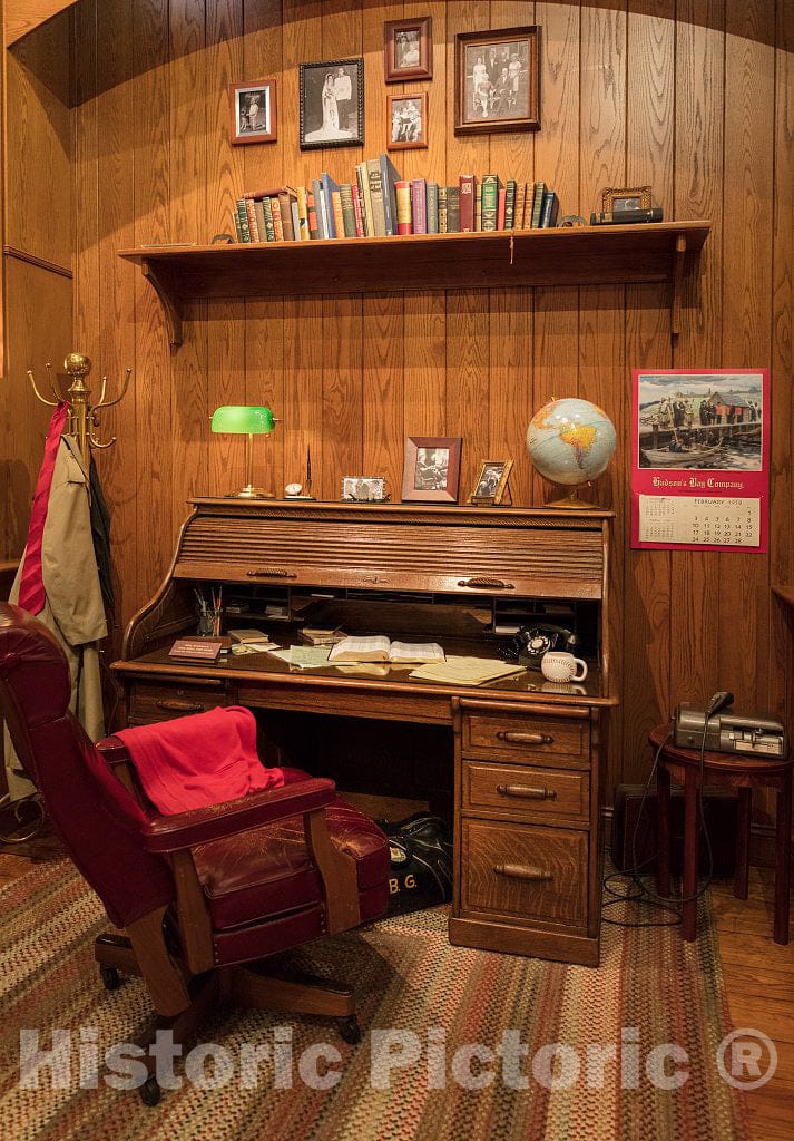 Photo - Billy Graham's Desk, displayed in The Billy Graham Library, a barnlike Structure in Charlotte, North Carolina, That is More of a Museum Than Library