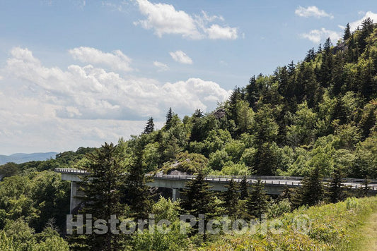 Photo- View of The Linn Cove Viaduct, a 1,243-foot Concrete segmental Bridge That Snakes Around The Slopes of Grandfather Mountain in Western North Carolina's Avery County