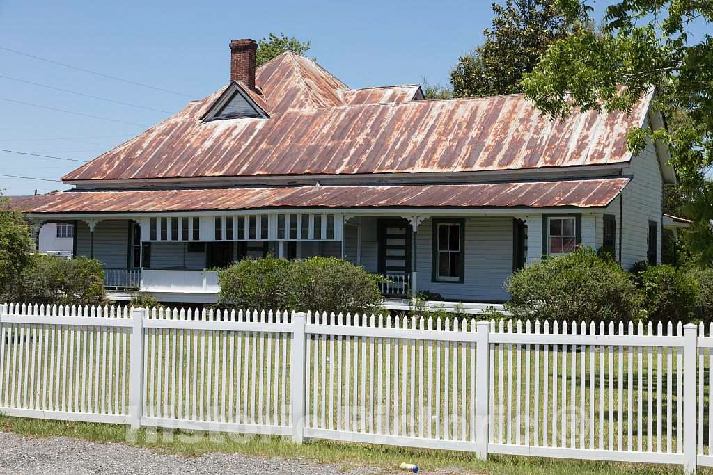 Photo - Characteristic old Georgia building with a pitched tin roof in Nahunta, Georgia- Fine Art Photo Reporduction