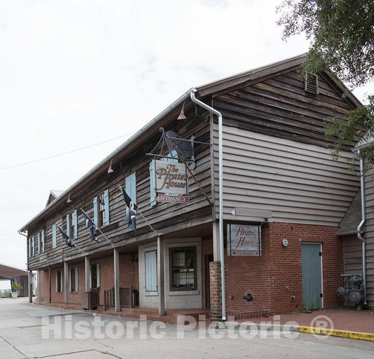 Photo- The Pirates' House, a Historic Restaurant Location in Savannah, Georgia, Established in 1753, Opened as an inn for Seafarers 2 Fine Art Photo Reproduction