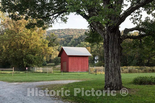 Photo - Small and tidy barn outside Richmond, Vermont- Fine Art Photo Reporduction