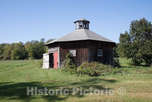 Photo- Small octagonal barn in South Hero, Vermont, the southern half of Grand Isle, one of the Lake Champlain Islands chain in Lake Champlain, separating Vermont and New York State