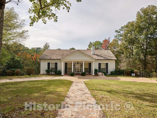 Photo- The Little White House in Warm Springs, Georgia, The Town in which Franklin Roosevelt Sought Treatment for polio in 1924, Nine Years Before he Became U.S. President 1