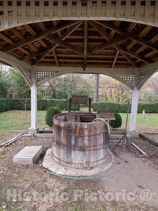 Photo - Old Water Well on The Grounds of The Lee-Gordon Mansion in Chickamauga, a Town in far-Northwestern Georgia, Made Famous for The Battle of Chickamauga