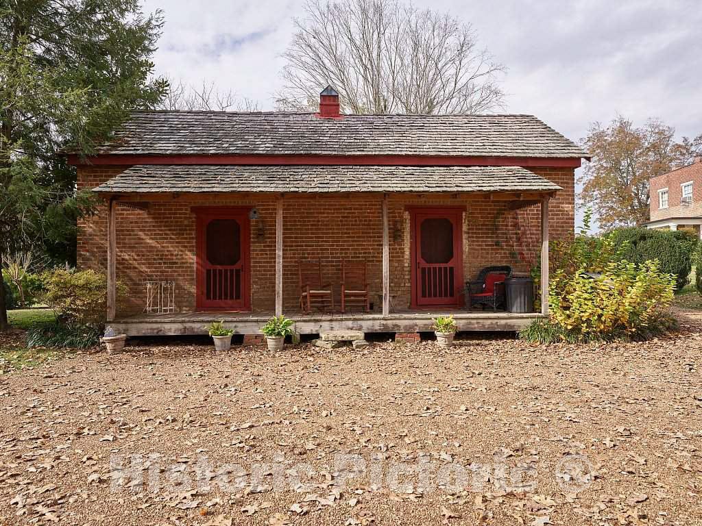 Photo - Old Cabin on The Grounds of The Lee-Gordon Mansion in Chickamauga, a Town in far-Northwestern Georgia, Made Famous for The Battle of Chickamauga