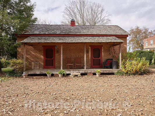 Photo - Old Cabin on The Grounds of The Lee-Gordon Mansion in Chickamauga, a Town in far-Northwestern Georgia, Made Famous for The Battle of Chickamauga